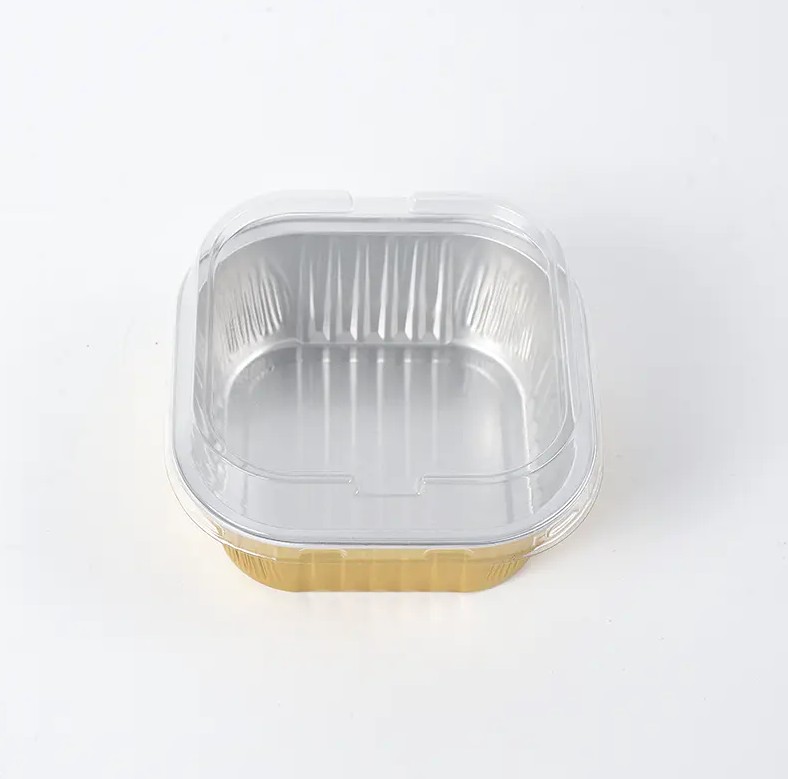 Hoe wordt het kreukvrije ontwerp van de vierkante kreukvrije voedselcontainer van aluminiumfolie tijdens het productieproces gerealiseerd en welke impact heeft dit op het gebruik van de container?
